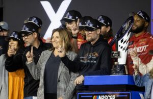 Dale Jr. compartilha uma foto fofa e uma nota sincera para Kelley Earnhardt após a 100ª vitória do JRM do XFINITY Dale Jr. compartilha uma foto fofa e uma nota sincera para Kelley Earnhardt após a 100ª vitória do JRM do XFINITY