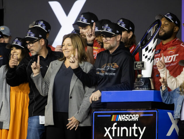 Dale Jr. compartilha uma foto fofa e uma nota sincera para Kelley Earnhardt após a 100ª vitória do JRM do XFINITY 


