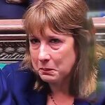Rachel Reeves parecia segurar as lágrimas nos bens comuns