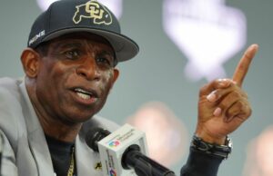 Deion defende a tampa salarial para o futebol universitário Deion defende a tampa salarial para o futebol universitário