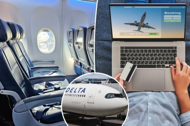 Uma pessoa que reserva um voo on -line usando um laptop e telefone.