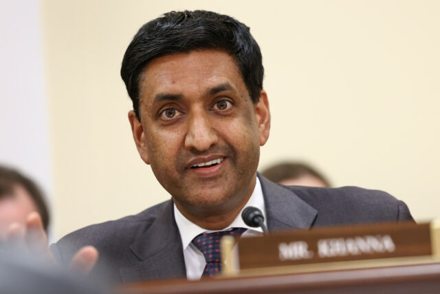Democrata Ro Khanna pede para liberar arquivos Epsteine cheios de Jeffrey

