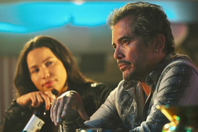"Dennis Lehane, de Smoke, escreveu a figura de Esposito apenas para John Leguizamo:" Eu pensei que se tivesse outra chance de trabalhar com ele, deixaria isso rasgar. E eu fiz isso. "

