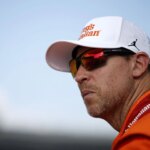 Denny Hamlin joga uma sombra atrevida para o CEO da astrônomo e CEO da astronomia via fiasco viral Coldplay Kissco