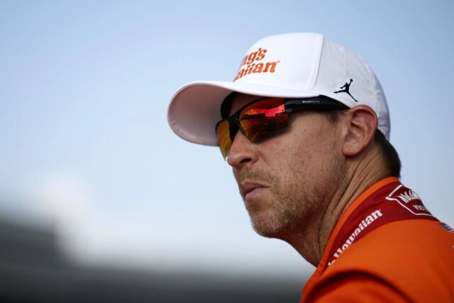 Denny Hamlin joga uma sombra atrevida para o CEO da astrônomo e CEO da astronomia via fiasco viral Coldplay Kissco

