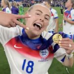 A estrela da Inglaterra, Chloe Kelly, recebeu o vencedor em duas finais consecutivas de euros femininos