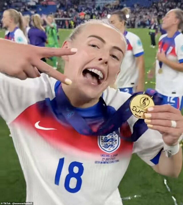 A estrela da Inglaterra, Chloe Kelly, recebeu o vencedor em duas finais consecutivas de euros femininos
