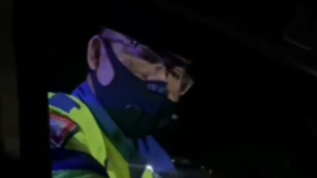 Depois da polícia, essa mulher foi convidada a mostrar o sim de Yakarta, quais são as regras?

