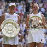 A IGA Swiatek da Polônia, à esquerda à esquerda, no sábado, 12 de julho de 2025, no Wimbledon Tennis Championships, em Londres, para vencer as finais femininas dos Estados Unidos para vencer com o troféu de Amanda Anisimova com uma xícara.