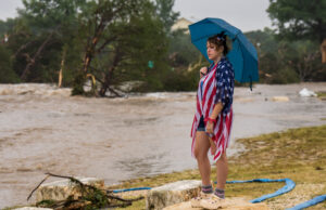 Desenho animado que se parece com o mocke texas inundam as vítimas faíscas Desenho animado que se parece com o mocke texas inundam as vítimas faíscas