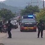 Destacamento 88 pegando os supostos terroristas em Tolitoli, trabalha com fornecedores de chips