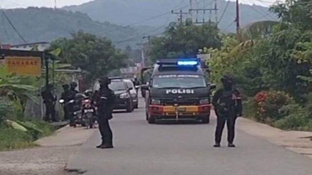 Destacamento 88 pegando os supostos terroristas em Tolitoli, trabalha com fornecedores de chips

