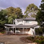 A casa de Erin Patterson em Leongatha permanece vazia e foi hipotecada para pagar cobranças legais