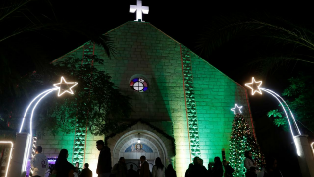 Destruição israelita para a igreja de Ghaza, matando 3 e padres

