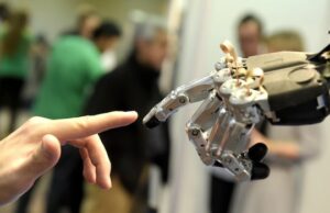 Devemos ter robôs pensando em 2030? Ou isso é apenas um hype da Big Tech? Uma imagem de uma face humana formada por circuitos de computador LIT-P.