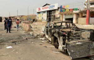 Dezenas de mortos quando a violência explode sobre os planos do governo para remover subsídios a combustíveis, o exército vai para as ruas Dezenas de mortos quando a violência explode sobre os planos do governo para remover subsídios a combustíveis, o exército vai para as ruas