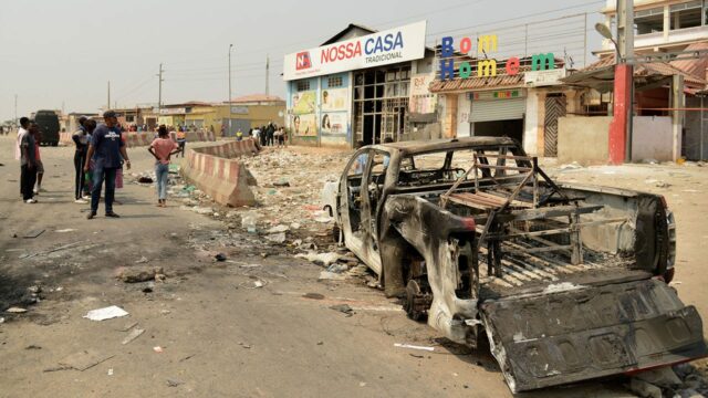 Dezenas de mortos quando a violência explode sobre os planos do governo para remover subsídios a combustíveis, o exército vai para as ruas

