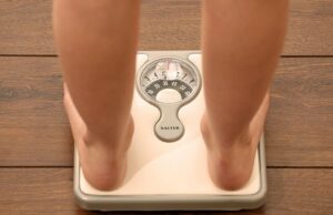 Dezenas de pessoas com sobrepeso e obesas reclamam que foram gordas – com a nome de médico do NHS – como você diz ao paciente: a cirurgia será difícil – você usa duas malas Dezenas de pacientes com sobrepeso e excesso de peso reclamaram com o NHS, alegando que foram