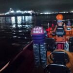 Dezenas estão faltando como uma balsa perto de Bali, Indonésia