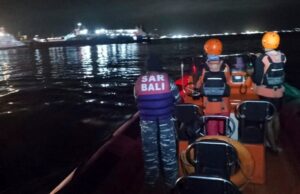Dezenas estão faltando como uma balsa perto de Bali, Indonésia Dezenas estão faltando como uma balsa perto de Bali, Indonésia