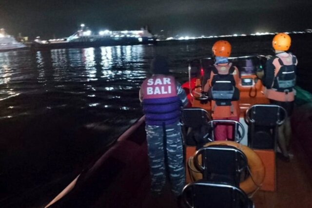Dezenas estão faltando como uma balsa perto de Bali, Indonésia

