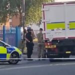 Dezenas foram evacuadas de suas casas depois que um grupo de bombas desceu em uma rua em Bristol, com um