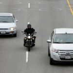 Dirigindo a divisão da pista e a paletagem de direção: os estados em que é legal para motocicletas