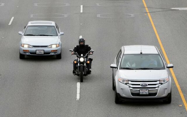 Dirigindo a divisão da pista e a paletagem de direção: os estados em que é legal para motocicletas

