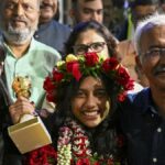 Divya Deshmukh chega em uma grande recepção, credita a vitória da Copa do Mundo de Mulheres de sua família