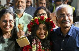 Divya Deshmukh chega em uma grande recepção, credita a vitória da Copa do Mundo de Mulheres de sua família Divya Deshmukh chega em uma grande recepção, credita a vitória da Copa do Mundo de Mulheres de sua família