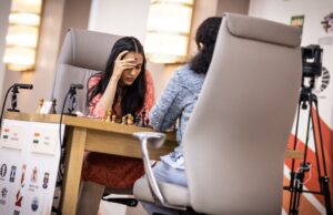 Divya Deshmukh derrota Koneru chumpy em tiebrets para ganhar fide hess hess cupê Divya Deshmukh derrota Koneru chumpy em tiebrets para ganhar fide hess hess cupê