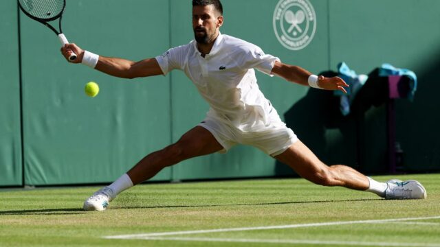 Djokovic vence Kobbi para entrar nas 14º semifinais de Wimbledon

