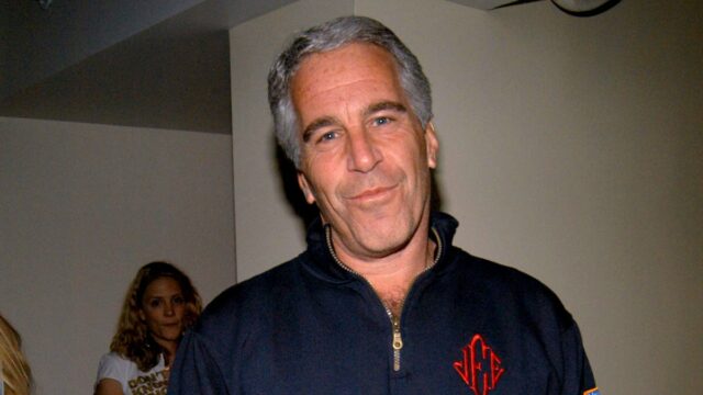 DoJ, o FBI insiste que não há lista de Jeffrey Epstein, 5 meses depois que Ag Pam Bondi disse que estava sentado na mesa dela | Vídeo

