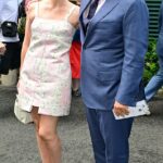 Michael McIntyre custou até a esposa de pernas Kitty quando eles participaram hoje oito de Wimbledon no All England Lawn Tennis Club na segunda -feira