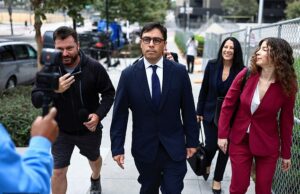 Doctor Who deu a Matthew Perry Ketamine e o chamou de “um idiota” culpado de papel em sua morte O Dr. Salvador Plasncia deixa o Tribunal Federal em 23 de julho, depois de se invocar para quatro projetos de lei para distribuir cetamina ao ator Matthew Perry antes de sua morte em outubro de 2023