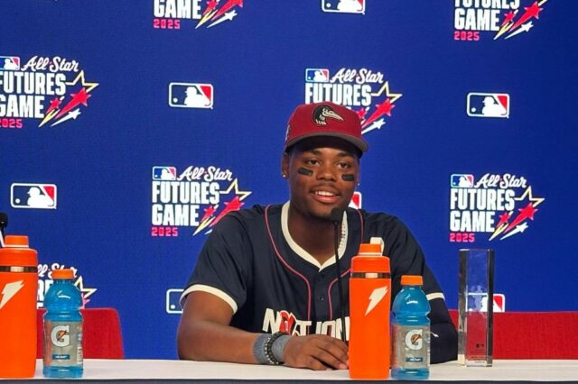 Carson Whishenhunt #18 do San Francisco Giants joga um lugar em 12 de julho de 2025 em Atlanta, Geórgia, no sétimo no sétimo turno em Truist Park, em Truist Park. (Foto de Jamie Squire/Getty Images)