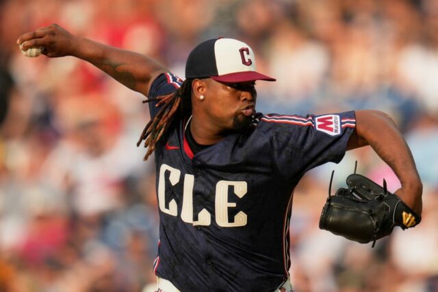 Os guardiões iniciantes Luis Ortiz lança um arremesso contra os Mariners em 15 de junho de 2025.