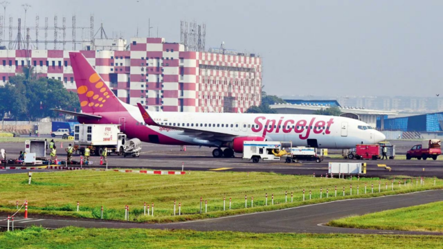 Dois passageiros tentando entrar nos chutes no aeroporto de Delhi

