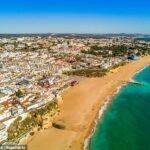 O alarme foi levado por volta das 04h30 em um apartamento de hotel na festa Albufeira (foto), onde dois homens britânicos morreram no mês passado.