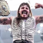 Dominican Mysterio enviou um presente misterioso depois que a WWE Raw Star escondida no prédio do clube no dia do julgamento