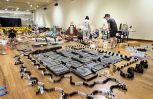 Domino Masters recebe tudo para o acidente de tecnologia em San Jose Alex Huang, de 25 anos, o nativo de San Jose, reuniu a equipe de 15 pessoas, que constrói uma estrutura enorme de 50.000 pedras dominó e várias máquinas de reação em cadeia, que serão derrubadas no sábado, 19 de julho de 2025, na Tech Interactive, no centro da cidade de San Jose. (Sal Pizarro/Bay Area News Group).