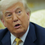Donald Trump Desenhos em escrutínio acima da carta de aniversário de Epstain