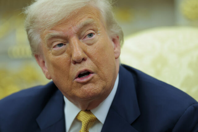 Donald Trump Desenhos em escrutínio acima da carta de aniversário de Epstain

