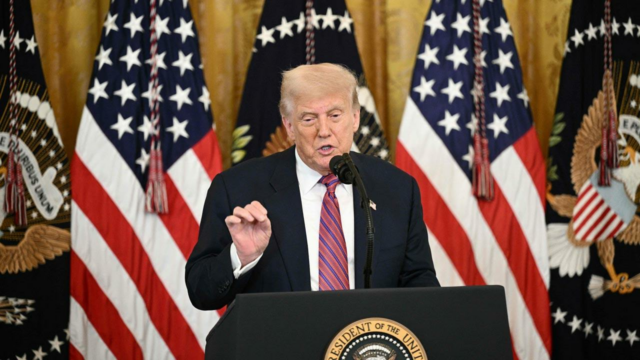 Donald Trump WSJ e Rupert Makdoch no topo de Epstein Coms

