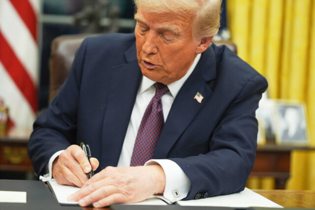 Donald Trump anuncia a mudança importante de benefícios para milhões de migrantes

