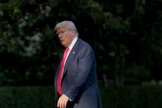 Donald Trump ataca seus próprios apoiadores sobre o interesse de Jeffrey Epstein


