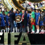 Os jogadores do Chelsea ficaram confusos quando Donald Trump roubou os holofotes abaixo do elevador de troféu