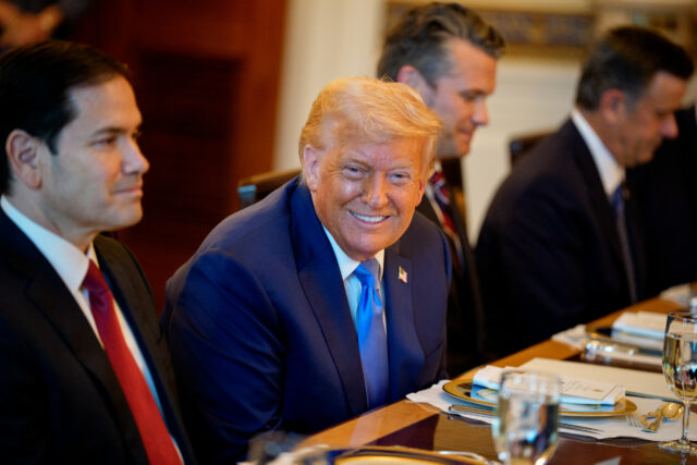 Donald Trump cai abaixo de Joe Biden, Hillary Clinton no ranking de pulfaridade

