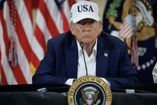 Donald Trump dá os relatórios de Pam Bond do verbo de choque com o FBI

