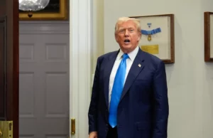 Donald Trump insultou um alto funcionário. “É um perdedor estúpido” Donald Trump insultou um alto funcionário. "É um perdedor estúpido"